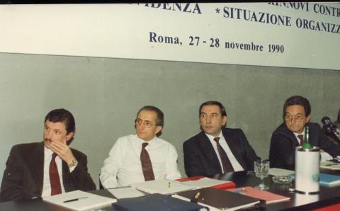 8 - TAVOLO PRESIDENZA.JPG